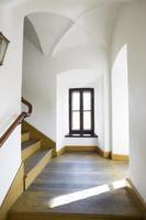 un vuoto corridoio con un' a volta soffitto e un' di legno scala .. foto