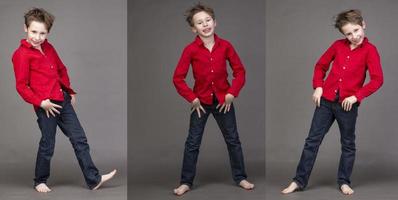 un' collage di tre fotografie di un' bella poco ragazzo nel un' rosso camicia e jeans su un' grigio sfondo.