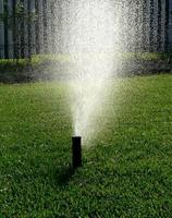 automatico giardino irrigazione sistema irrigazione prato. risparmi di acqua a partire dal spruzzatore irrigazione sistema con regolabile testa. automatico attrezzatura per irrigazione e Manutenzione di prati, giardinaggio. foto