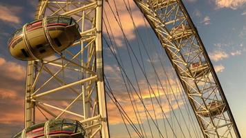 Ferris ruota nel il divertimento parco su sfondo di tramonto cielo con nuvole. Basso angolo Visualizza di un' grande Ferris ruota. foto