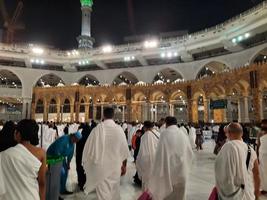 Mecca, Arabia arabia, marzo 2023 - durante il mese di Ramadan, pellegrini a partire dal tutti al di sopra di il mondo eseguire Tawaf in giro il Kabah a il Masjid al-haram nel mecca.. foto