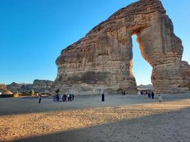 bellissimo sera Visualizza di elefante roccia nel al-ula, Arabia arabia. turisti gregge nel grande numeri per vedere elefante roccia. foto