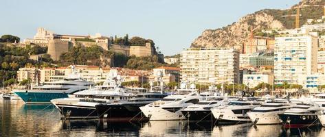 monte Carlo, monaco - porta ercole con lusso yacht, Barche, e scenario orizzonte foto