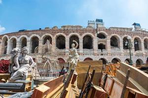 veronese, Italia - preparazione il palcoscenico per il teatro prestazione nel il famoso arena di Verona foto