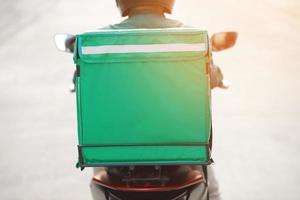 verde camicia ciclista pronto per veloce cibo consegna con in linea applicazioni foto