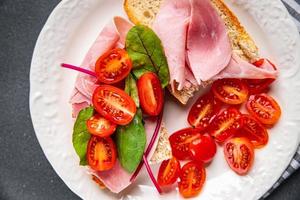 Sandwich prosciutto, pomodoro, lattuga Bruschetta merenda pronto per mangiare salutare pasto cibo merenda su il tavolo copia spazio cibo sfondo rustico superiore Visualizza foto