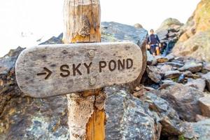 cielo stagno cartello nel roccioso montagna nazionale parco nel Colorado foto