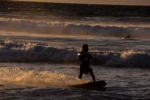 kitesurfer a tramonto foto