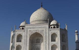 taj mahal, agra, uttar pradesh, India, soleggiato giorno Visualizza, un Bianco avorio marmo mausoleo su il Sud banca di il yamuna fiume nel il indiano città di agra, uttar pradesh. foto