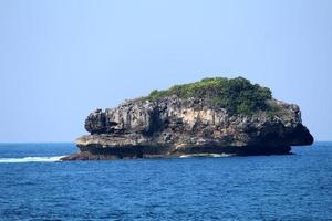 un isola vicino il spiaggia, isolato con blu cielo foto