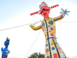 ravnans essere acceso durante dussera Festival a ramleela terra nel delhi, India, grande statua di ravana per ottenere fuoco durante il giusto di dussera per celebrare il vittoria di verità di signore rama foto