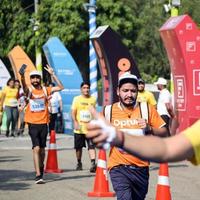 nuovo delhi, India - ottobre 16 2022 - vedanta delhi metà maratona gara dopo covid nel quale maratona partecipanti di per attraversare il finire linea, delhi metà maratona 2022 foto