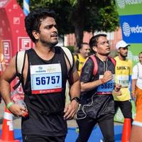 nuovo delhi, India - ottobre 16 2022 - vedanta delhi metà maratona gara dopo covid nel quale maratona partecipanti di per attraversare il finire linea, delhi metà maratona 2022 foto