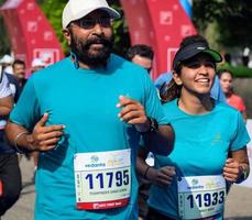 nuovo delhi, India - ottobre 16 2022 - vedanta delhi metà maratona gara dopo covid nel quale maratona partecipanti di per attraversare il finire linea, delhi metà maratona 2022 foto