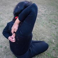 giovane indiano donna praticante yoga all'aperto nel un' parco. bellissimo ragazza pratica di base yoga posa. quiete e relax, femmina felicità. di base yoga pose all'aperto foto