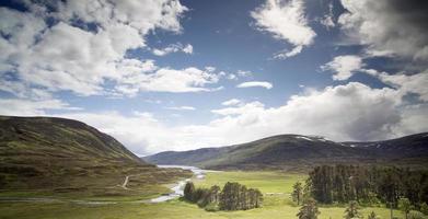 lago e montagna paesaggio nel il cairngorm nazionale parco, Scozia foto