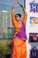 delhi, India - dicembre 11 2022 - bharathanatyam indiano classico odissi ballerini l'esecuzione a palcoscenico. bellissimo indiano ragazza ballerini nel il posizione di indiano danza. indiano classico danza bharatanatyam foto