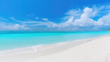 bellissimo sabbioso spiaggia con bianca sabbia e rotolamento calma onda di turchese oceano su soleggiato giorno su sfondo bianca nuvole nel blu cielo. colorato Perfetto panoramico naturale paesaggio. foto