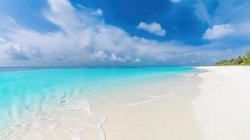 bellissimo sabbioso spiaggia con bianca sabbia e rotolamento calma onda di turchese oceano su soleggiato giorno su sfondo bianca nuvole nel blu cielo. colorato Perfetto panoramico naturale paesaggio. foto