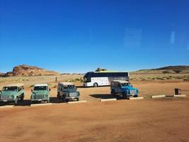 al ula, Arabia arabia, marzo 2023 - jeep siamo parcheggiata a diverso posti nel il deserto per prendere turisti per diverso posti durante il giorno nel al ula, Arabia arabia. foto