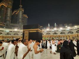 Mecca, Arabia arabia, marzo 2023 - durante il mese di Ramadan, pellegrini a partire dal tutti al di sopra di il mondo eseguire Tawaf in giro il Kabah a il Masjid al-haram nel mecca.. foto