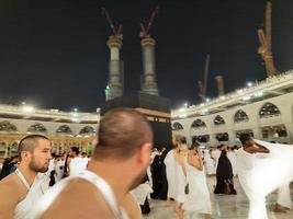 Mecca, Arabia arabia, marzo 2023 - durante il mese di Ramadan, pellegrini a partire dal tutti al di sopra di il mondo eseguire Tawaf in giro il Kabah a il Masjid al-haram nel mecca.. foto