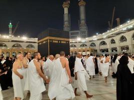 Mecca, Arabia arabia, marzo 2023 - durante il mese di Ramadan, pellegrini a partire dal tutti al di sopra di il mondo eseguire Tawaf in giro il Kabah a il Masjid al-haram nel mecca.. foto