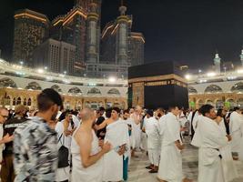 Mecca, Arabia arabia, marzo 2023 - durante il mese di Ramadan, pellegrini a partire dal tutti al di sopra di il mondo eseguire Tawaf in giro il Kabah a il Masjid al-haram nel mecca.. foto