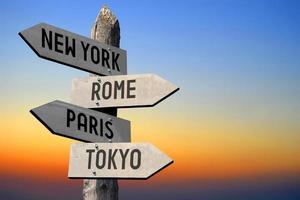 nuovo York, Roma, Parigi, tokyo - di legno cartello stradale foto