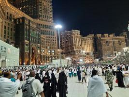 Mecca, Arabia arabia, marzo 2023 - un' grande numero di Umra pellegrini nel davanti di il orologio Torre nel Masjid al haram. foto