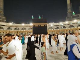 Mecca, Arabia arabia, marzo 2023 - durante il mese di Ramadan, pellegrini a partire dal tutti al di sopra di il mondo eseguire Tawaf in giro il Kabah a il Masjid al-haram nel mecca.. foto