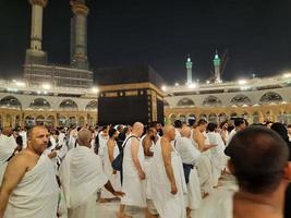 Mecca, Arabia arabia, marzo 2023 - durante il mese di Ramadan, pellegrini a partire dal tutti al di sopra di il mondo eseguire Tawaf in giro il Kabah a il Masjid al-haram nel mecca.. foto