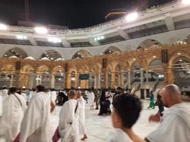 Mecca, Arabia arabia, marzo 2023 - durante il mese di Ramadan, pellegrini a partire dal tutti al di sopra di il mondo eseguire Tawaf in giro il Kabah a il Masjid al-haram nel mecca.. foto