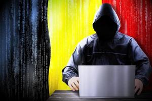 anonimo incappucciato pirata e bandiera di Belgio, binario codice - informatica attacco concetto foto