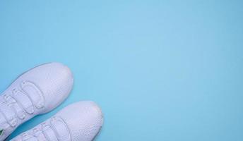 bianca tessile scarpe da ginnastica su un' blu sfondo, superiore Visualizza foto
