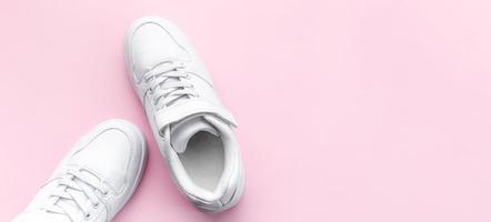 bianca scarpe da ginnastica su un' rosa sfondo. foto