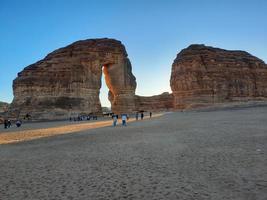 bellissimo sera Visualizza di elefante roccia nel al-ula, Arabia arabia. turisti gregge nel grande numeri per vedere elefante roccia. foto