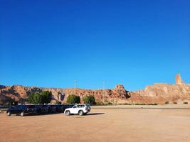 al ula, Arabia arabia, marzo 2023 - jeep siamo parcheggiata a diverso posti nel il deserto per prendere turisti per diverso posti durante il giorno nel al ula, Arabia arabia. foto