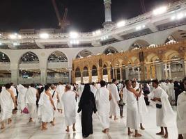 Mecca, Arabia arabia, marzo 2023 - durante il mese di Ramadan, pellegrini a partire dal tutti al di sopra di il mondo eseguire Tawaf in giro il Kabah a il Masjid al-haram nel mecca.. foto