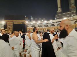 Mecca, Arabia arabia, marzo 2023 - durante il mese di Ramadan, pellegrini a partire dal tutti al di sopra di il mondo eseguire Tawaf in giro il Kabah a il Masjid al-haram nel mecca.. foto