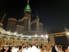 Mecca, Arabia arabia, marzo 2023 - durante il mese di Ramadan, pellegrini a partire dal tutti al di sopra di il mondo eseguire Tawaf in giro il Kabah a il Masjid al-haram nel mecca.. foto