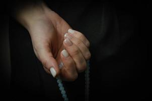 su un' buio sfondo leggero Chiodi dopo manicure foto