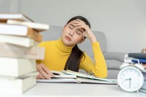 asiatico alunno donna avere ansia perché di esami, femmina preparare per test e apprendimento Lezioni nel il biblioteca. fatica, disperazione, fretta, malinteso lettura, scoraggiato, aspettativa, conoscenza foto