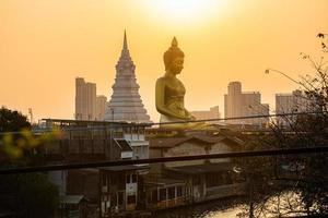 paesaggio di grande Budda nel il città grande Budda statua nel bangkok wat pak nam phasi charoe Tailandia foto