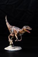 il velociraptor dinosauro nel il buio foto