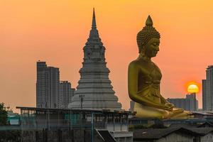 paesaggio di grande Budda nel il città grande Budda statua nel bangkok wat pak nam phasi charoe Tailandia foto