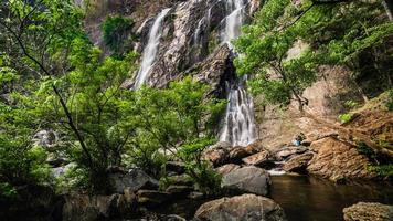 khlong lan cascata, bellissimo cascate nel Klong lan nazionale parco di Tailandia foto