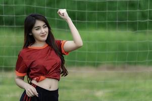 giovane bellissimo asiatico donna indossare calcio giocatore rallegrare sport, femmina fan calcio applauso gioco foto