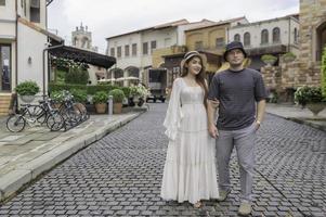 contento giovane asiatico coppia viaggio a vecchio cittadina Italia stile, luna di miele coppie dopo matrimonio, tour concetto foto