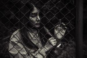 ritratto di donne alla disperata ricerca della prigione di ferro, concetto di prigioniero, popolo tailandese, speranza di essere libero, se la violazione della legge sarebbe stata arrestata e incarcerata. foto